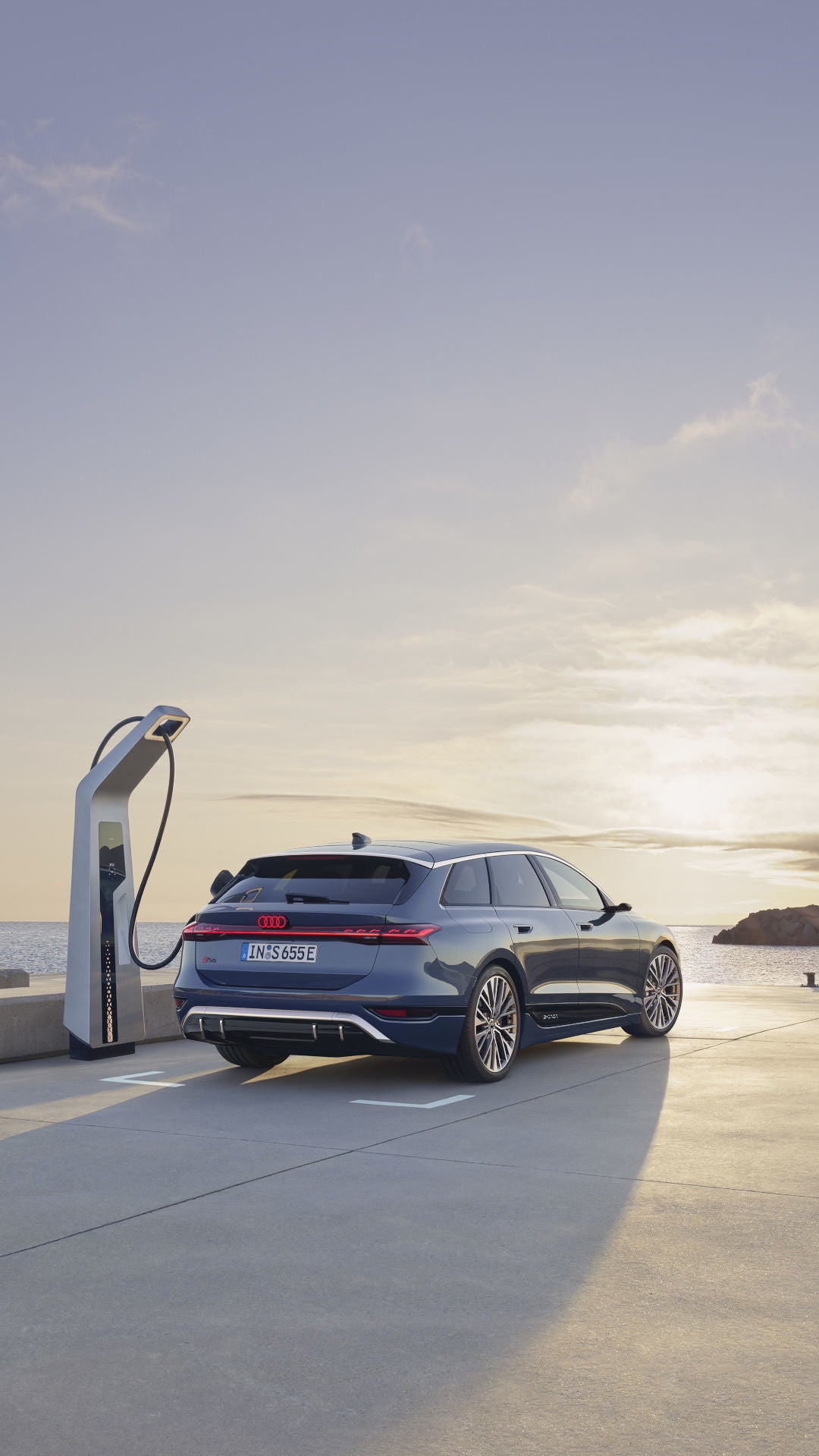 Audi S6 Avant aan een laadpaal