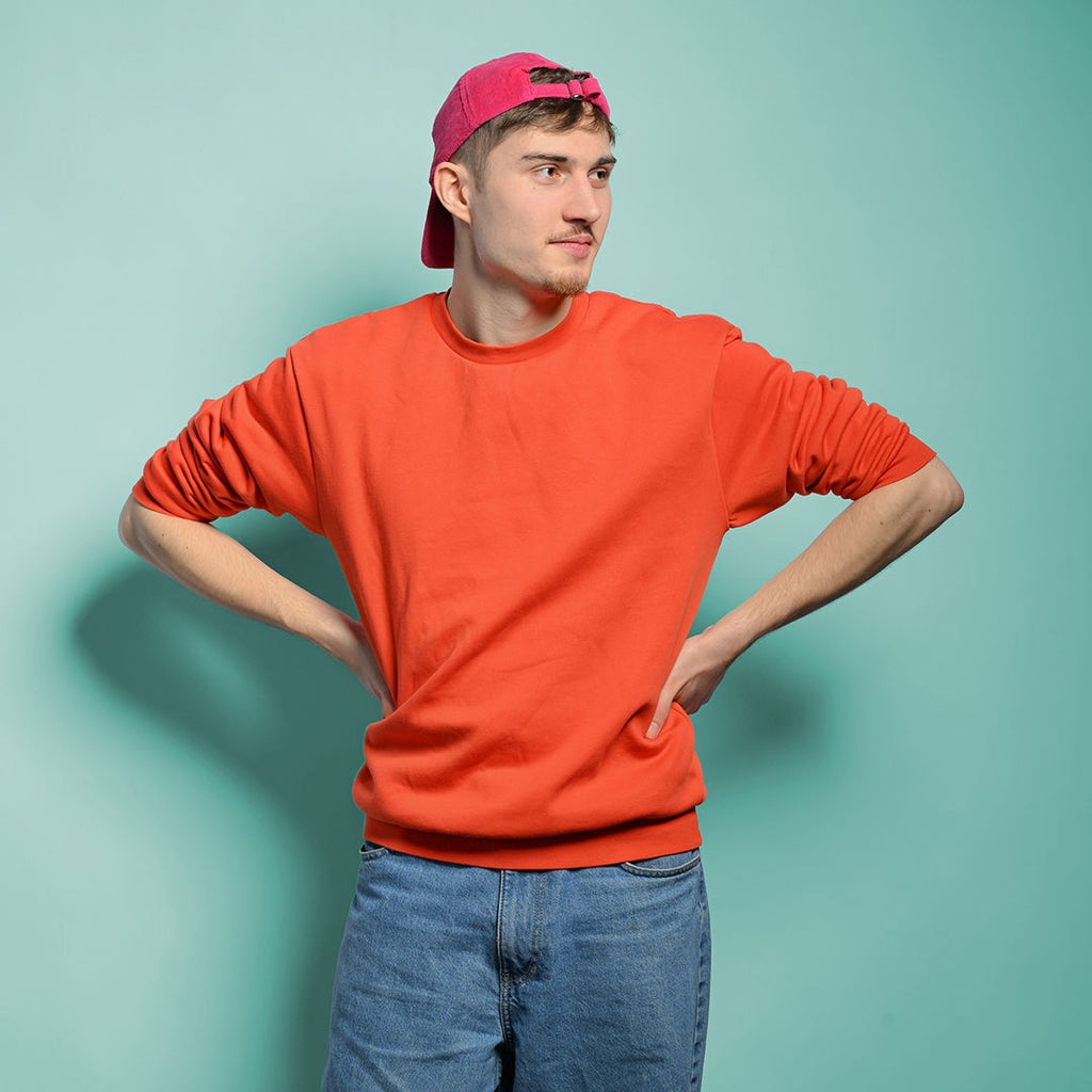 Noah schaut nach rechts und hat die Hände in den Hüften