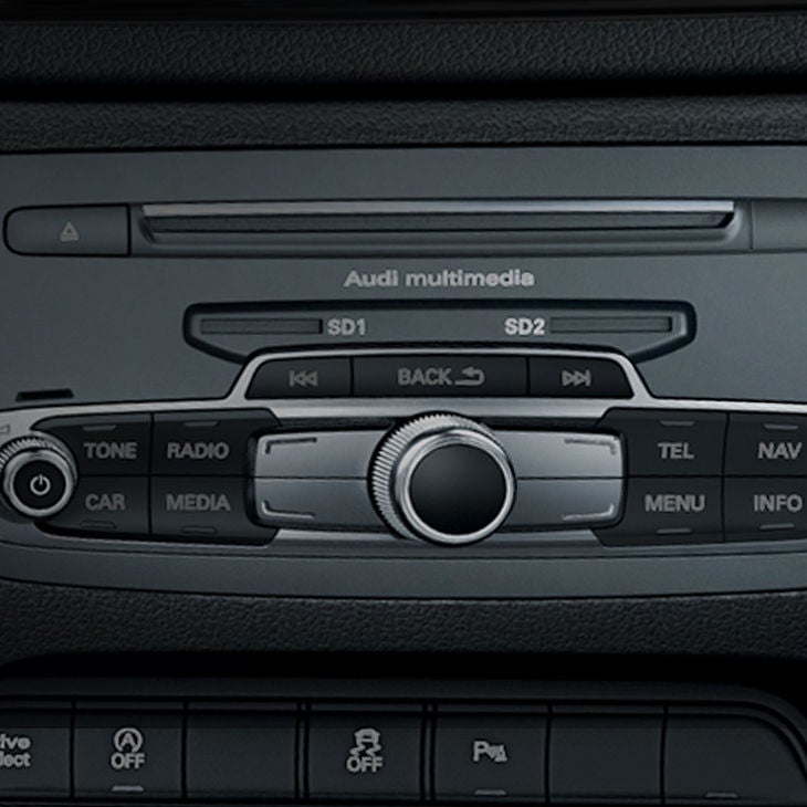 Bedieneinheit eines Audi-Multimediasystems mit Drehregler und Tasten für Radio, Navigation und Telefon.