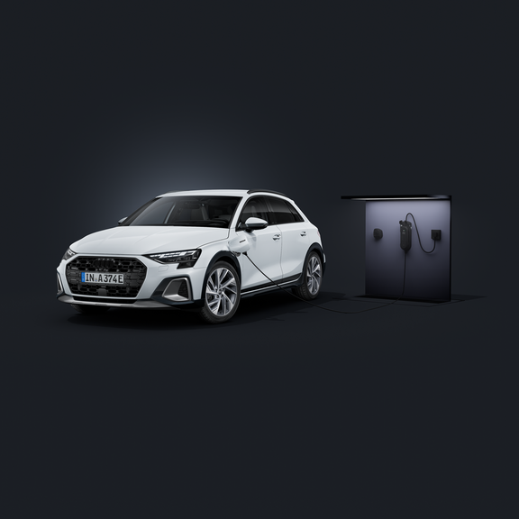 Der Audi A3 allstreet e-hybrid schräg von vorn auf dunklem Hintergrund. Rechts im Hintergrund eine moderne Ladesäule.