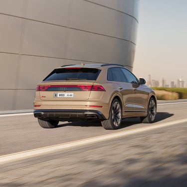 Dynamic front view Audi Q8