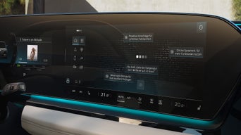 Digitales Audi-Display mit Musiksteuerung und Sprachassistent im Auto-Cockpit.