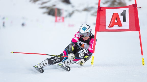 Tina Weirather bei der Abfahrt eines Ski-Rennens