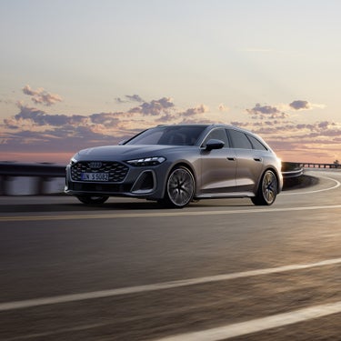 Foto de Audi S5 Avant en una carretera. 