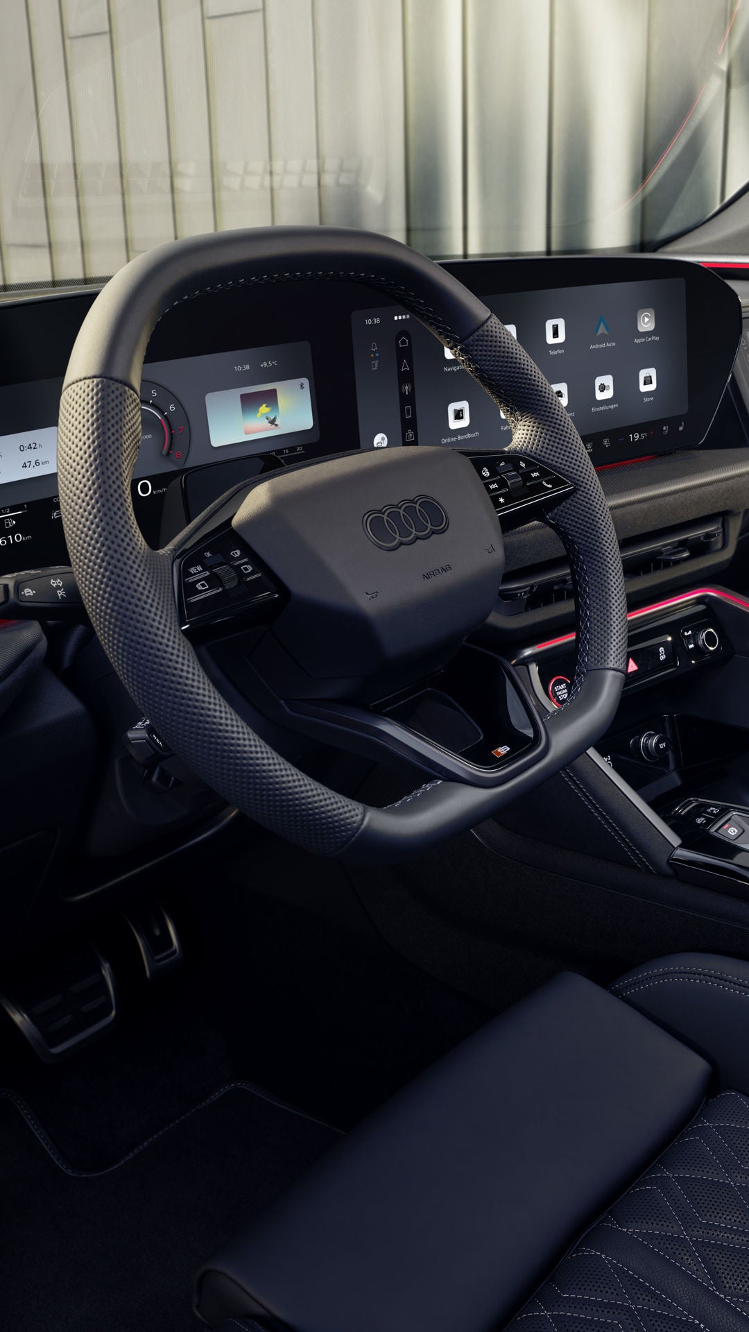 Blick in das Cockpit des SQ5 Sportback durch das Fahrerfenster. Zu sehen sind die verschiedenen Displays im Cockpit, sowie die rote Ambiente Beleuchtung.