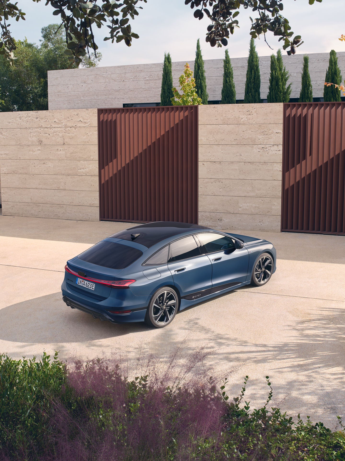 Audi Q8 e-tron in marcia lungo una strada