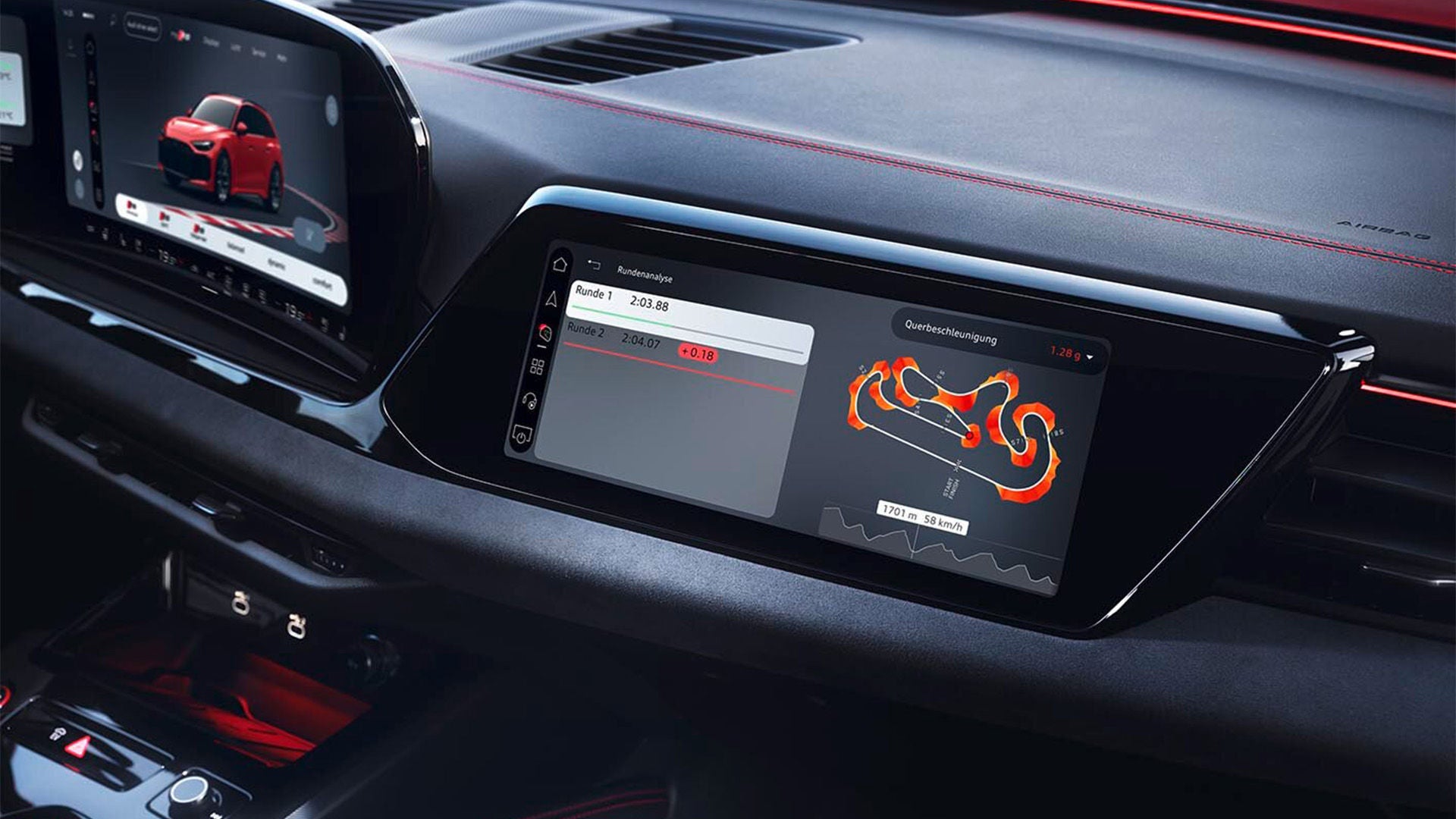 Digitales Cockpit mit zwei Displays, Anzeige von Fahrzeugdaten und Streckenanalyse im Innenraum eines Autos.