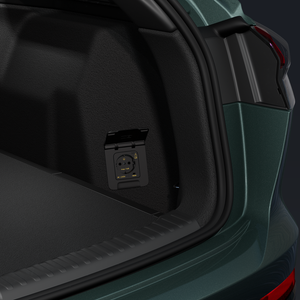 Blick auf den geöffneten Kofferraum und Fokus auf die 230-Volt-Steckdose.