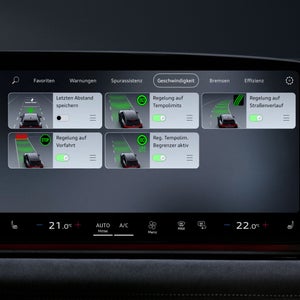Nahaufnahme eines Displays im Fahrzeuginnenraum. Abgebildet sind unter dem Menü "Geschwindigkeit" verschiedene Einstelloptionen, unter anderem "Regelung auf Tempolimits" und "Regelung auf Vorfahrt".