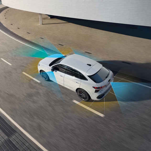 Audi Q3 Sportback e-hybrid vista dall’alto. L’Audi è vista dall’alto. Gli highlight blu e oro intorno all’Audi mostrano cosa è in grado di riconoscere l’assistente di guida adattivo Plus.