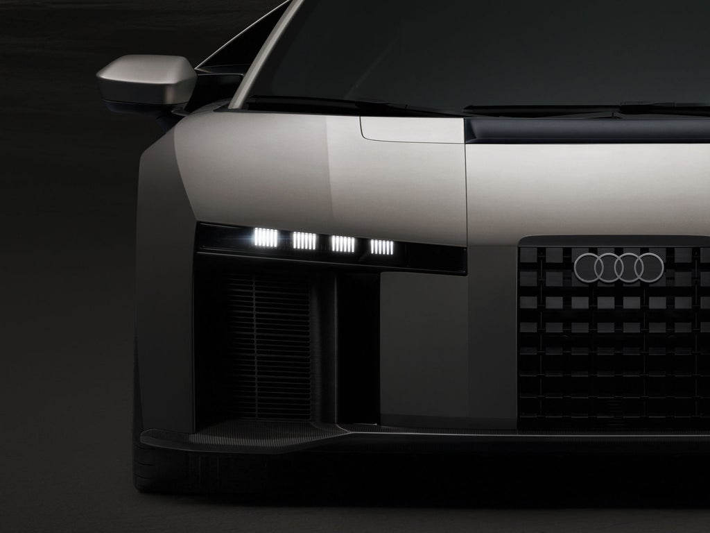 Vooraanzicht van de Audi Nuvolari, met de nadruk op zijn kenmerkende lichtsignatuur en aerodynamisch design.