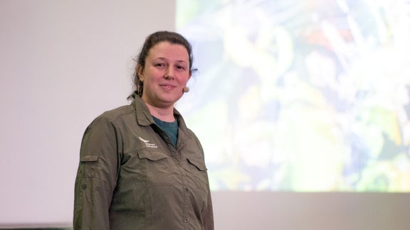Bild zeigt Marie Schreiber vor der Präsentation.