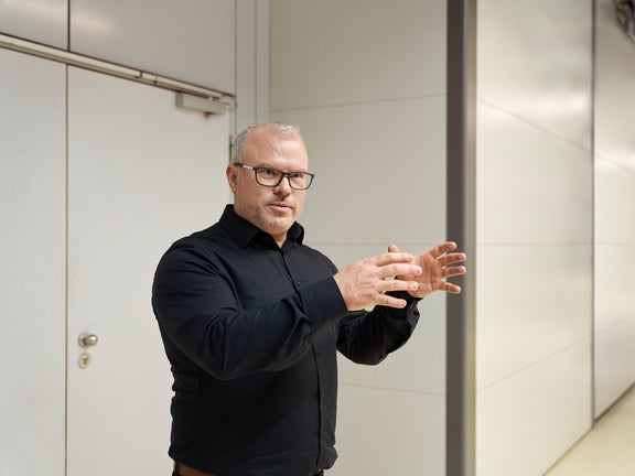 Steffen explains something to the person behind the camera