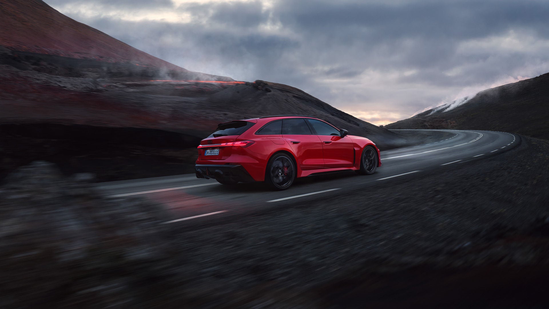 Un Audi RS 5 Avant en una carretera. 