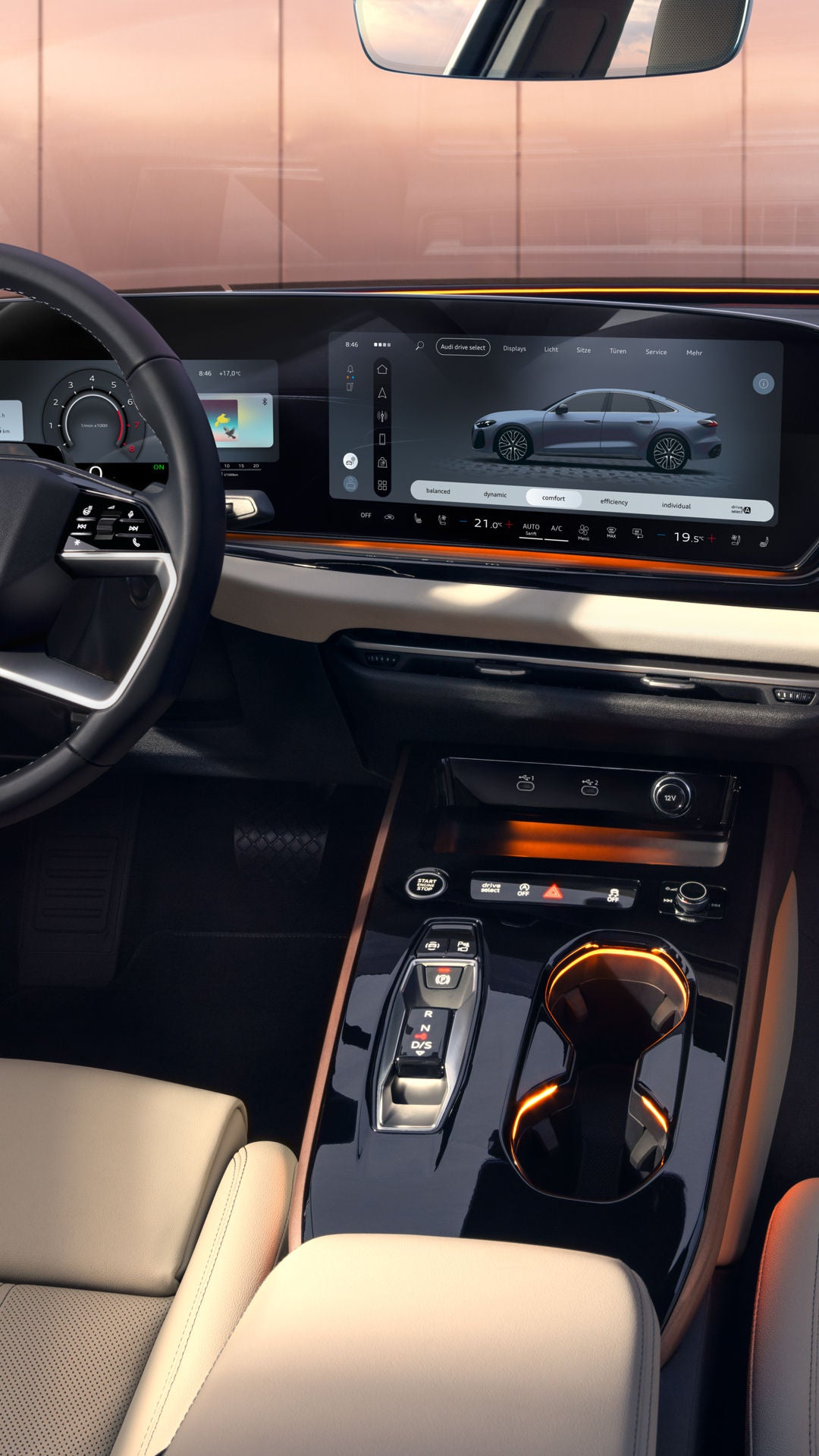 Blick von der Rückbank in das Cockpit der A5 Limousine. Zu sehen sind unter anderem die MMI Displays und das Lichtdesign mit dem Interaktionslicht am unteren Rand der Windschutzscheibe.