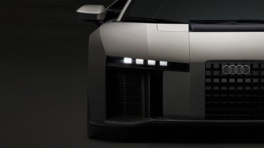 Nahaufnahme der Frontpartie des Audi Nuvolari, die die plastischen Oberflächen und die unverwechselbare Formensprache zur Geltung bringt.