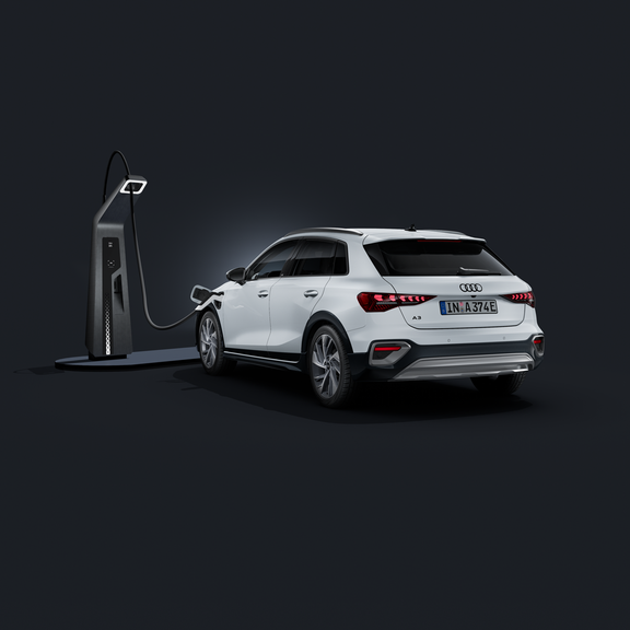 Der Audi A3 allstreet e-hybrid schräg von hinten auf dunklem Hintergrund, angeschlossen an eine moderne Ladesäule.