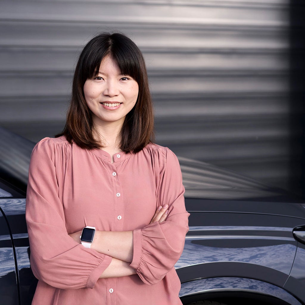 Jiayi Long, Entwicklerin Display-Technologie bei Audi, lächelt in die Kamera