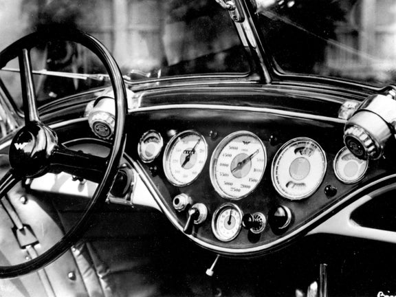 Schwarz-weiße Fotoaufnahme des Armaturenbretts eines Wanderer W 25 K