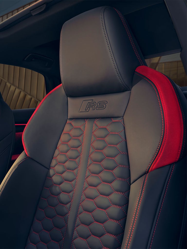 Detailaufnahme der Sportsitze im Audi RS 3 Limousine mit roten Akzenten und Wabenmuster im Lederbezug.