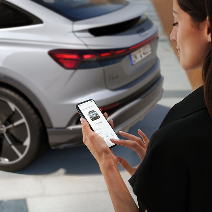 Audi connect für Ihren Audi e-tron: Die Remote & Control Dienste sind speziell auf die Bedürfnisse des elektrischen Fahrens ausgelegt. 