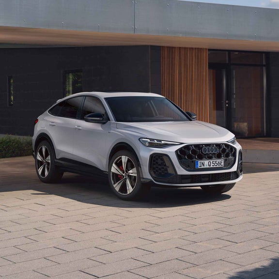 Audi Q5 Sportback e-hybrid front view edition nero