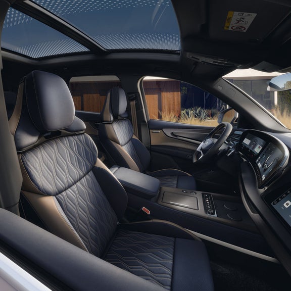 Blick durch das Beifahrerfenster auf das Cockpit des Audi Q7 SUV mit Fokus auf das Audi exclusive Designpaket in Baikalblau/Neodymgold.