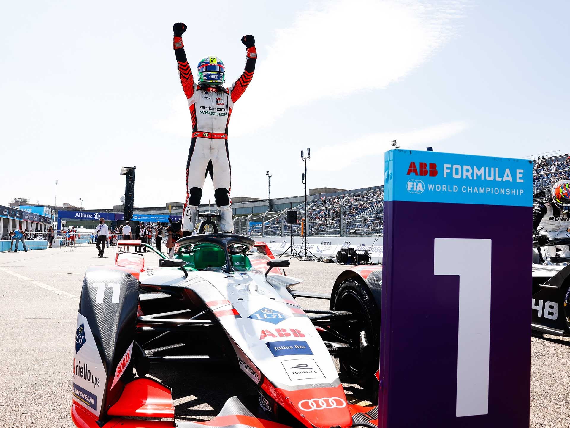 Das Foto zeigt Lucas di Grassi, der 2021 in Berlin seinen Sieg feiert.