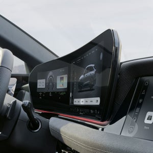 OLED-panoramaskärmen ur passagerarens perspektiv.