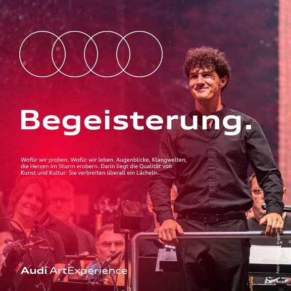 Mann in schwarzem Hemd vor Orchester und Publikum auf rot beleuchteter Bühne; Text: „Begeisterung. Audi ArtExperience“.