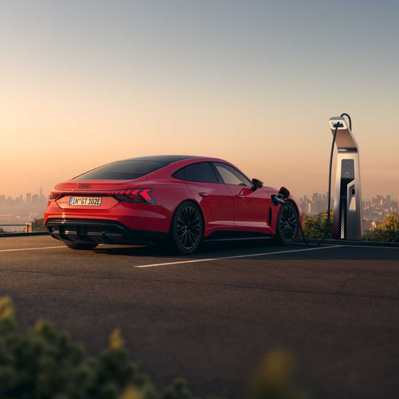 Audi e-tron GT quattro som lader, sett fra siden