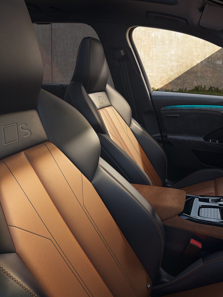 Zweifarbige Sportsitze (hellbraun/dunkelgrau) mit S-Prägung im Innenraum eines Audi Q6 SUV e-tron, kombiniert mit Kontrastnähten und Mittelkonsole.