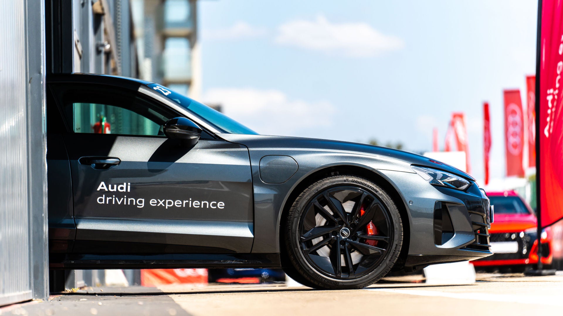 Foto de un modelo Audi Sport en los cursos de conducción Audi driving experience Progressive.