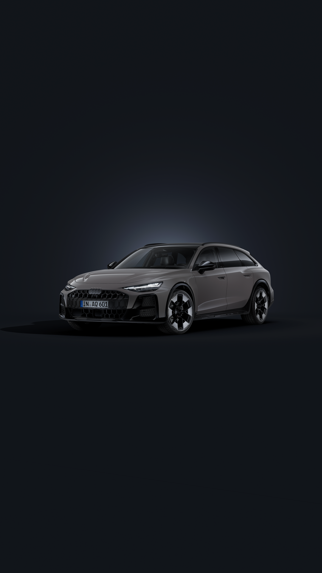 L'Audi A6 allroad vue de face en oblique sur fond sombre.