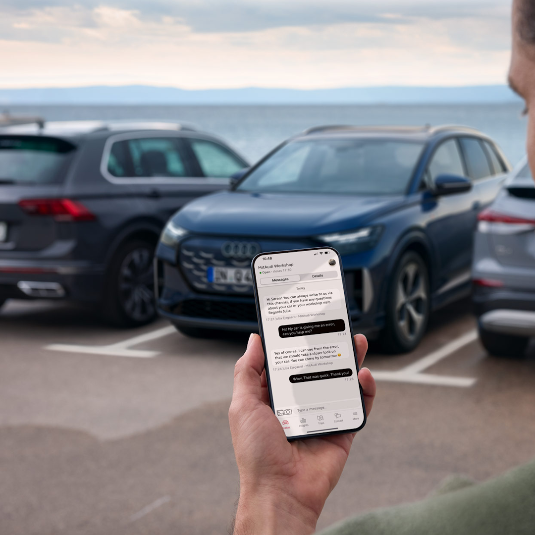 En mand med mitAudi på sin telefon