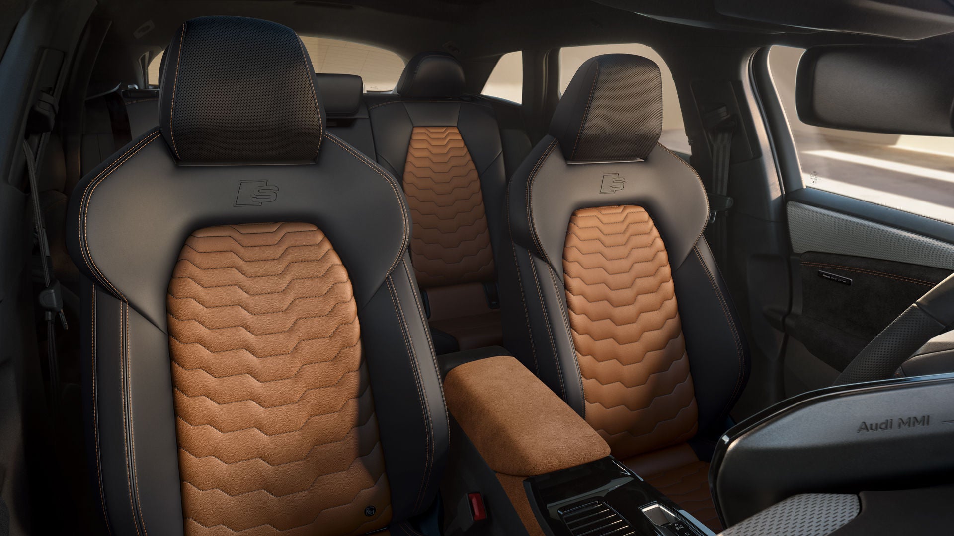 Innenraum des A6 Avant e-tron von vorne. Die Sitze erscheinen in dem Audi Exclusive Designpaket schwarz/cognacbraun.