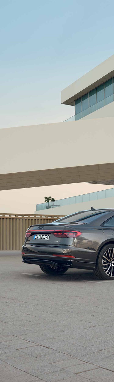 Audi A8 L TFSI e set fra siden