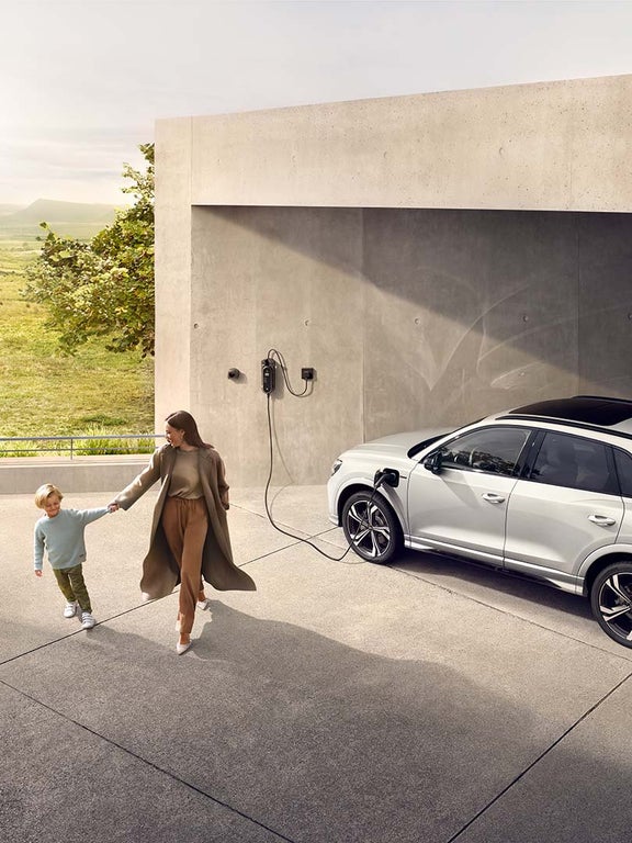 Foto del sistema de carga e-tron del Q3 TFSIe híbrido enchufable. 