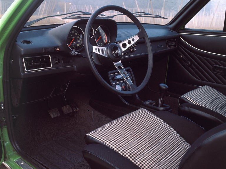 Innenaufnahme der Vordersitze und des Armaturenbretts eines Audi 80
