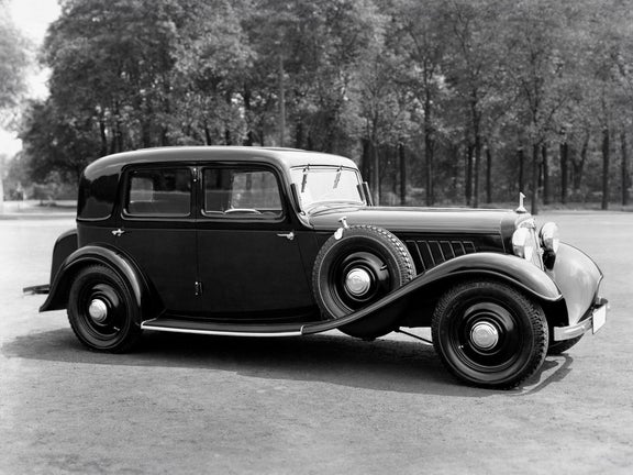 Schwarz-weiße Seitenaufnahme des Audi Front UW vor einer Baumreihe