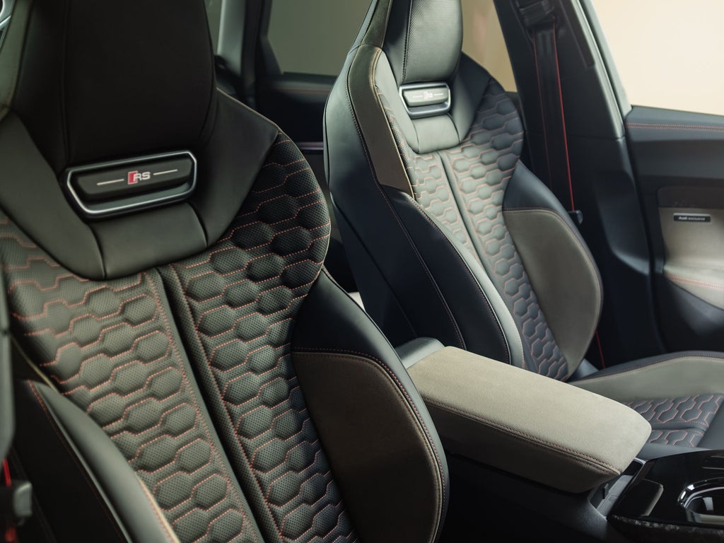 Innenraumaufnahme des Audi RS 5 Avant durch die Beifahrertür. Der Fokus liegt auf den Sitzen, die die hochwertige Audi-exclusive-Ausstattung zeigen.; An interior shot of the Audi RS 5 Avant taken through the passenger door. The focus is on the seats, which showcase the high-quality Audi exclusive trim.´
