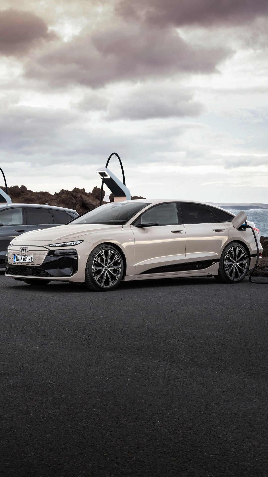 Standaufnahme des A6 Sportback e-tron, A6 Avant e-tron und S6 Sportback e-tron an Ladesäulen