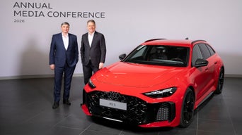 Jürgen Rittersberger, Mitglied des Vorstands für Finanz, Recht und IT , und Gernot Döllner, Vorsitzender des Vorstands (von links nach rechts) am Audi RS 5 Avant in Progressivrot metallic