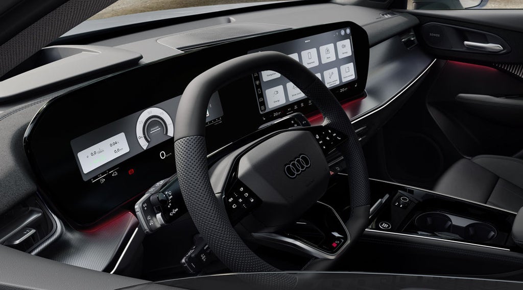 Vista frontale del volante, console centrale e display digitali.