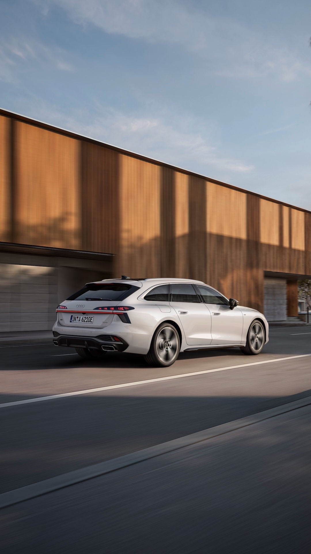 Audi A6 Avant e-hybrid in marcia su strada urbana