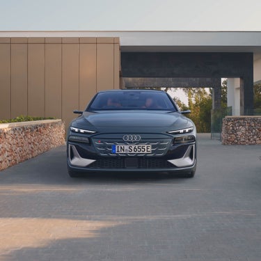 精悍な表情が心を奪い強い存在感を放つAudi S6 e-tron
