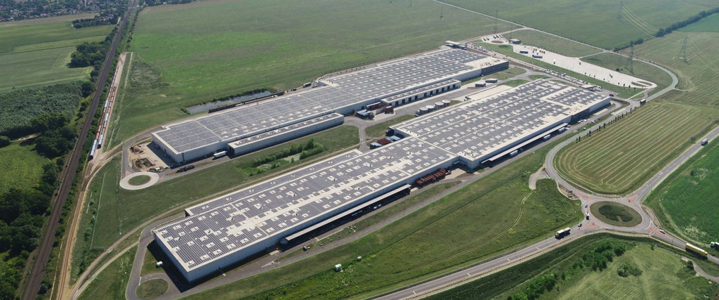 Audi Hungaria: Photovoltaik-Anlage auf den Dächern der beiden Logistik-Hallen