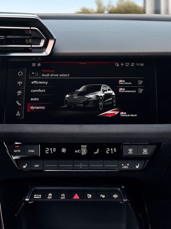 Nahaufnahme des Infotainmentsystems im Audi mit Anzeige der Fahrmodi wie efficiency, comfort und dynamic.