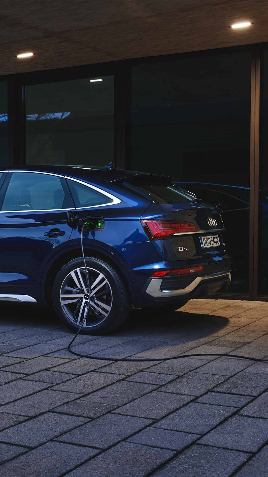 Side view Audi Q5 Sportback TFSI e