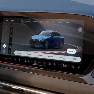 Nahaufnahme des MMI-Touch-Displays mit Audi drive select und dynamic plus-Modus.